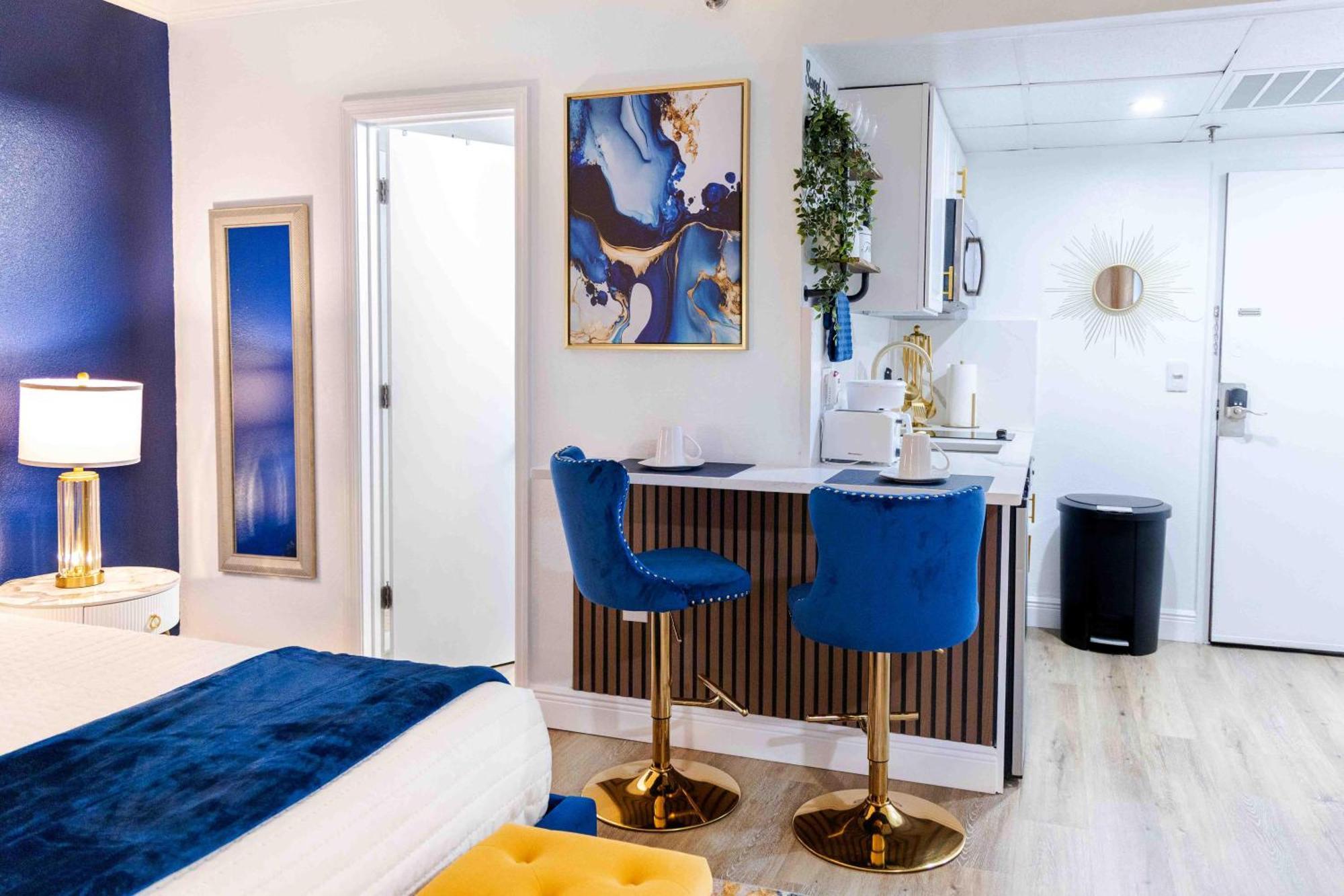 Luxury Lakeview Getaway 1 Mile Universal Apartment